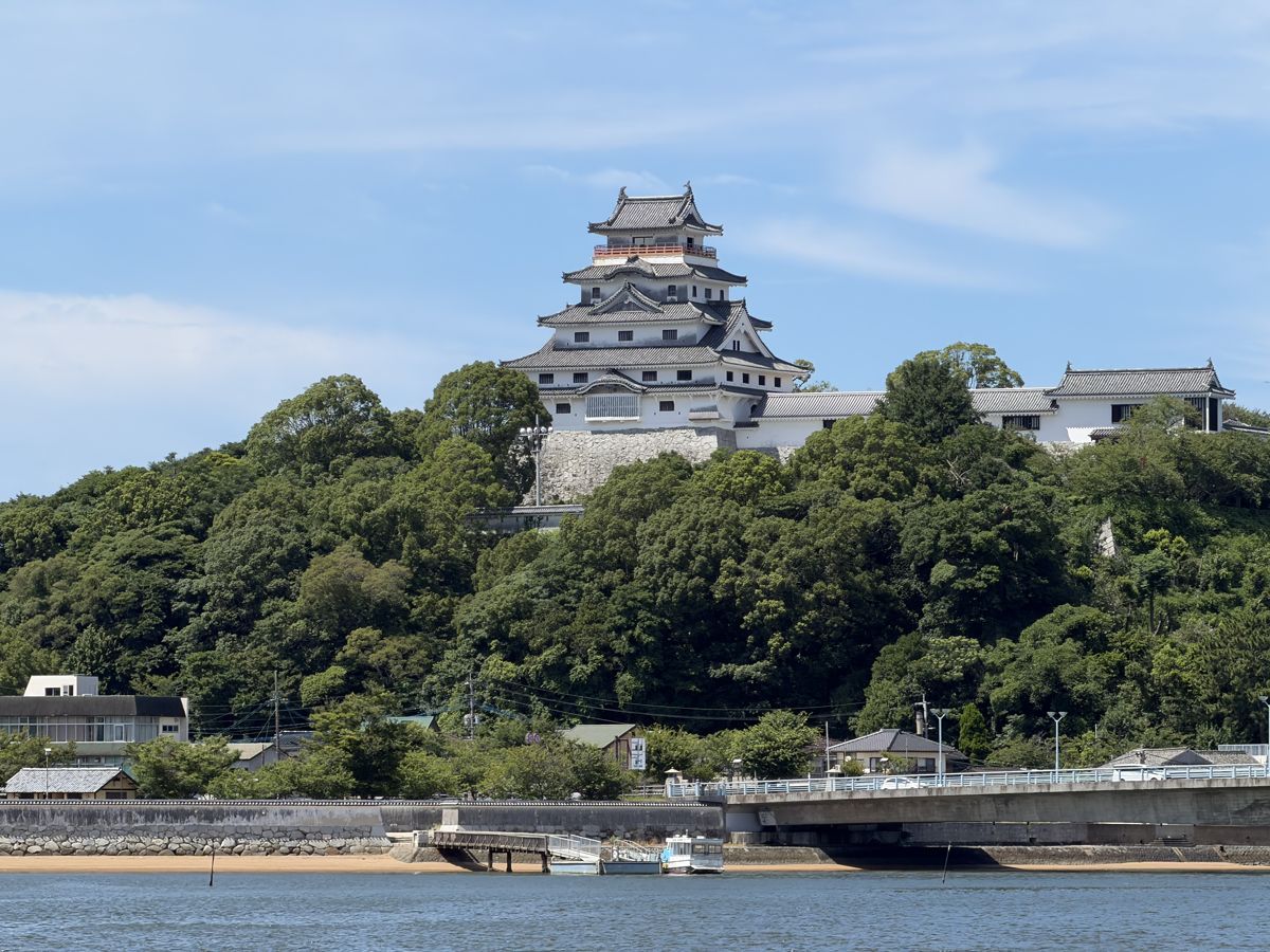 海沿いから見た唐津城