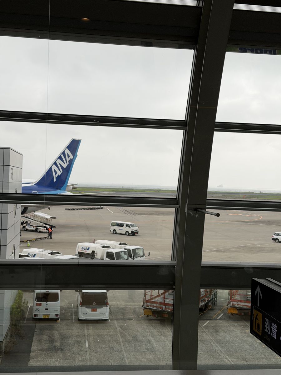 羽田空港の窓から見たANAの飛行機