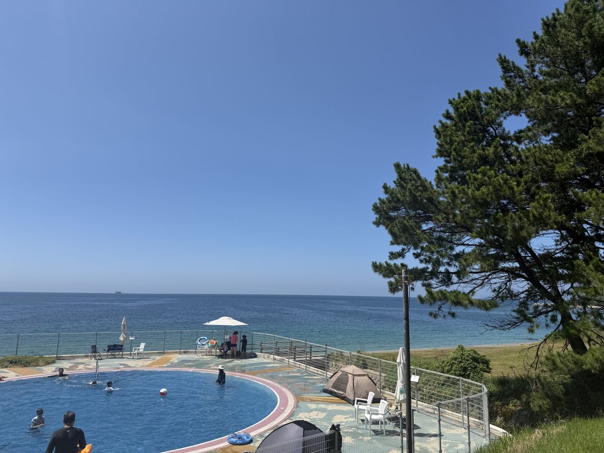 休暇村志賀島のプールと、その先に広がる海