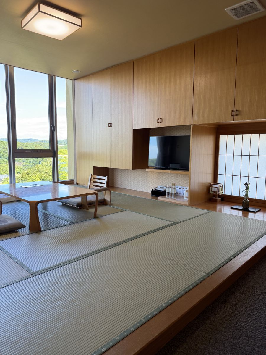 大望閣の和室とベッドの部屋