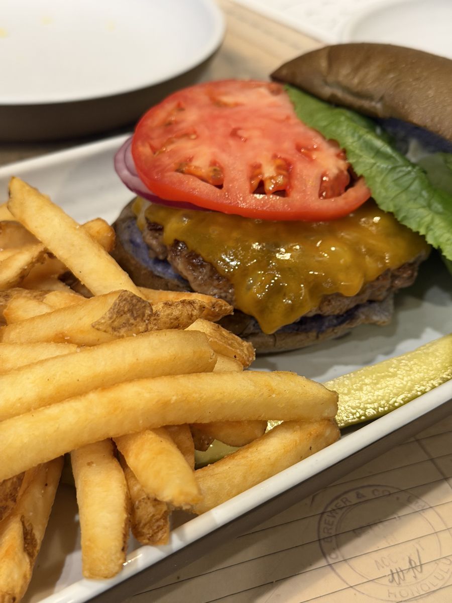 ハンバーガーとフライドポテトのランチ