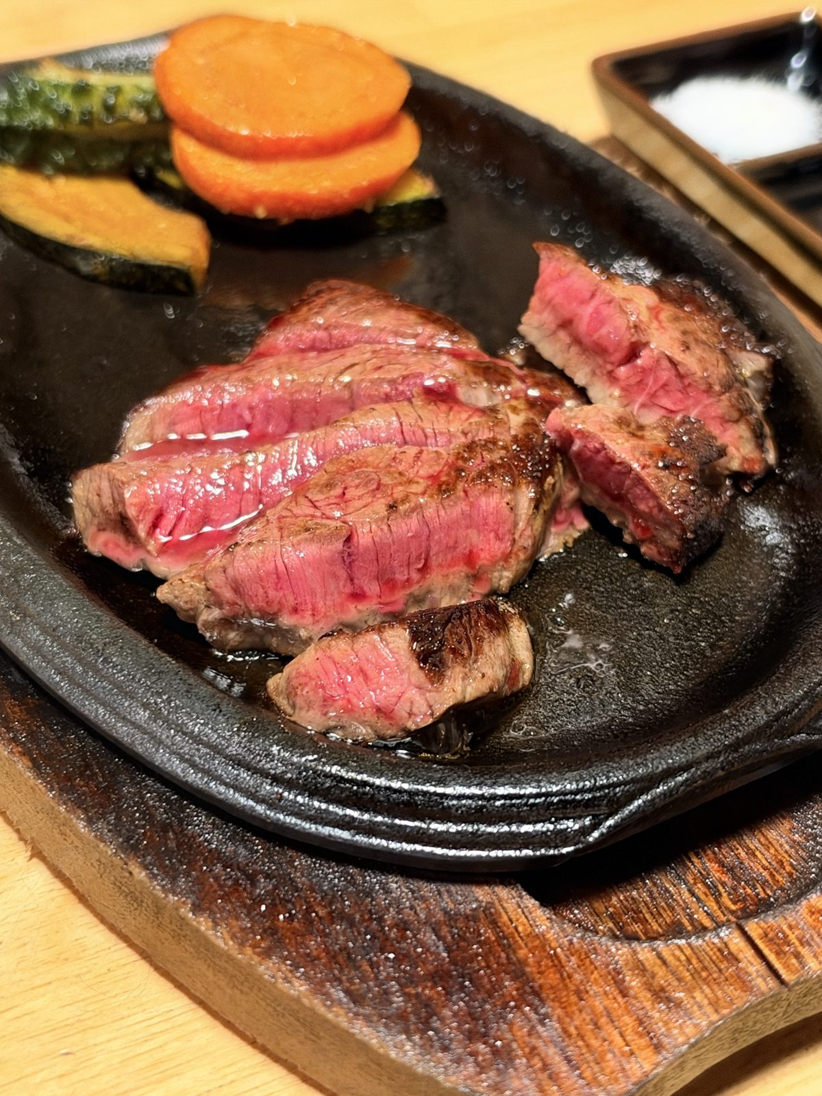 鉄板で焼いたステーキ