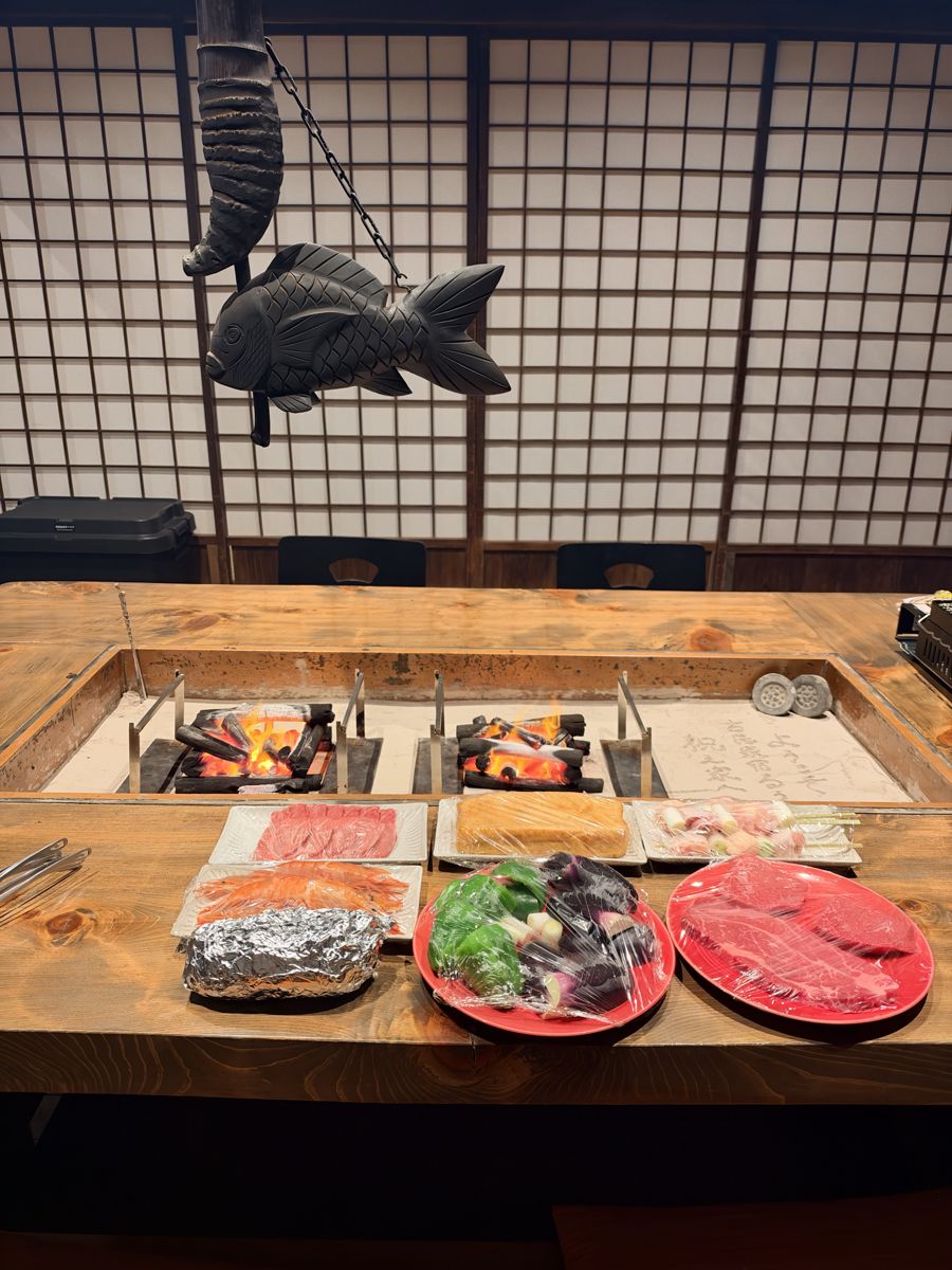囲炉裏の上に並べた焼く前の食材